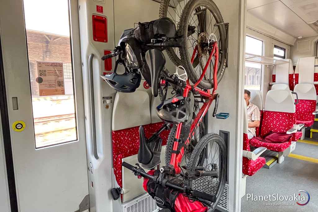 Viacero miest na cyklotrasách popri Váhu a Nitre má dobré vlakové spojenie, čo sa oplatí využiť. Uskladnenie bicyklov počas presunu z Nitry do Trnavy.