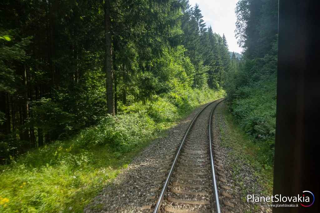 V horách Harmaneckej doliny na vlakovej trati Banská Bystrica - Dolná Štubňa.