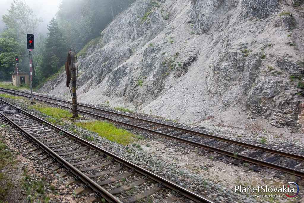 Výhybky rozdeľujúce jednokoľajovú trať na trase Banská Bystrica - Dolná Štubňa sa nachádzajú na viacerých miestach.
