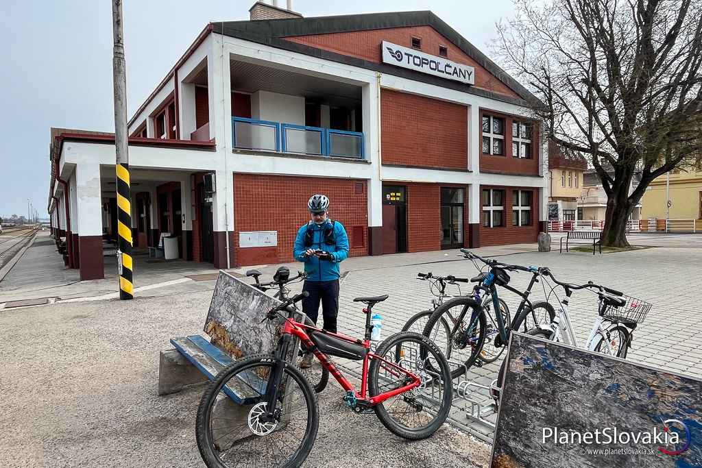 Štart cykloprechodu pohorím Tribeča volíme v Topoľčanoch.