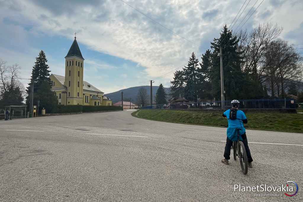 Kostol sv. Mikuláša v Žiranoch je pozoruhodným chrámom na trase Tribečskej cyklohrebeňovky.