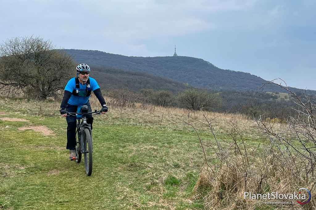 Zjazd zo Zobora cez Meškov vrch smerom do Nitry patrí k najkrajším miestam Tribečskej cyklohrebeňovky.