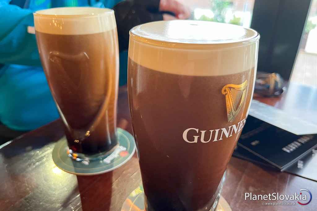 Patričná bodka a rehydratácia za Tribečskou cyklohrebeňovkou v nitrianskom irish pube.