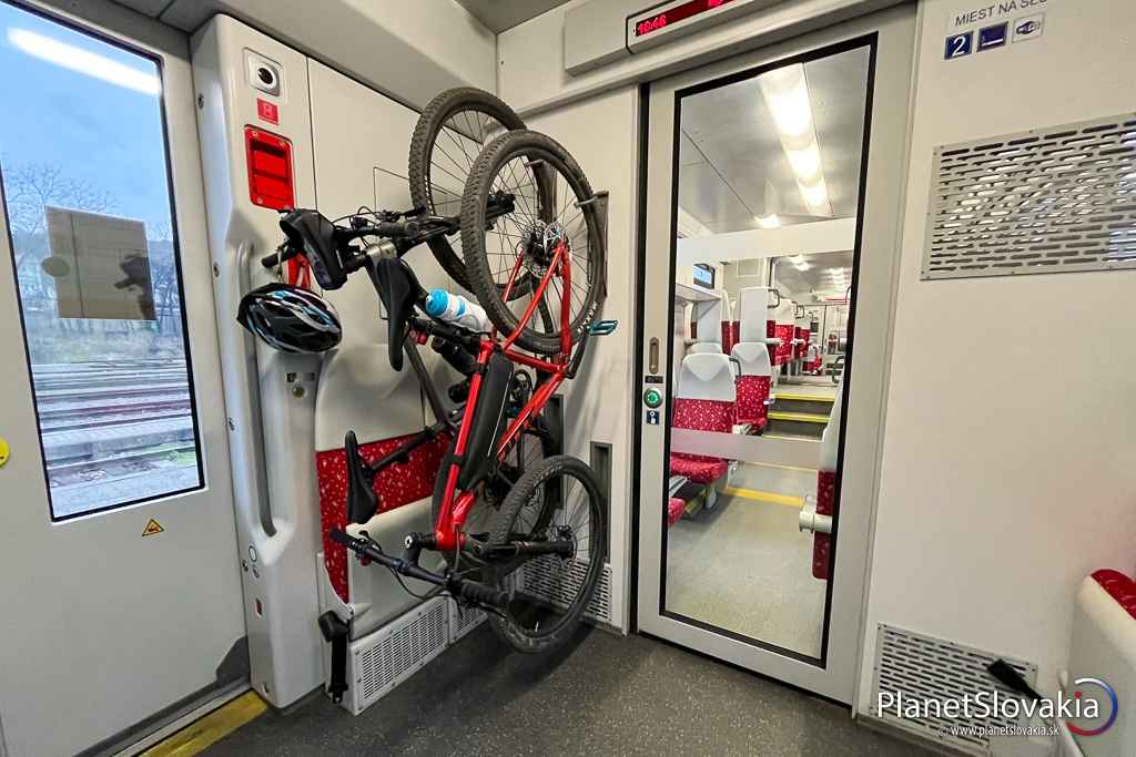 Praktické cestovanie vlakom na Tribečskú cyklohrebeňovku sa nám celkom osvedčilo.