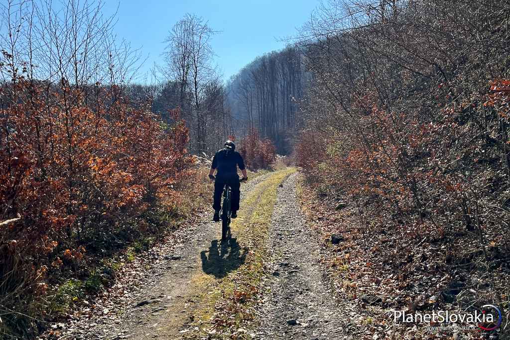Približne 15 km dlhé, tiahle stúpanie smerom k osade Kopanice.