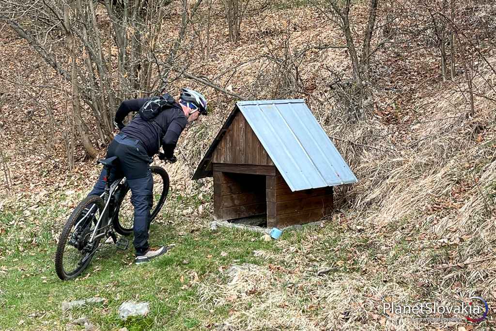 Prameň pod vrcholom Malého Tanádu sme našli vyschnutý.