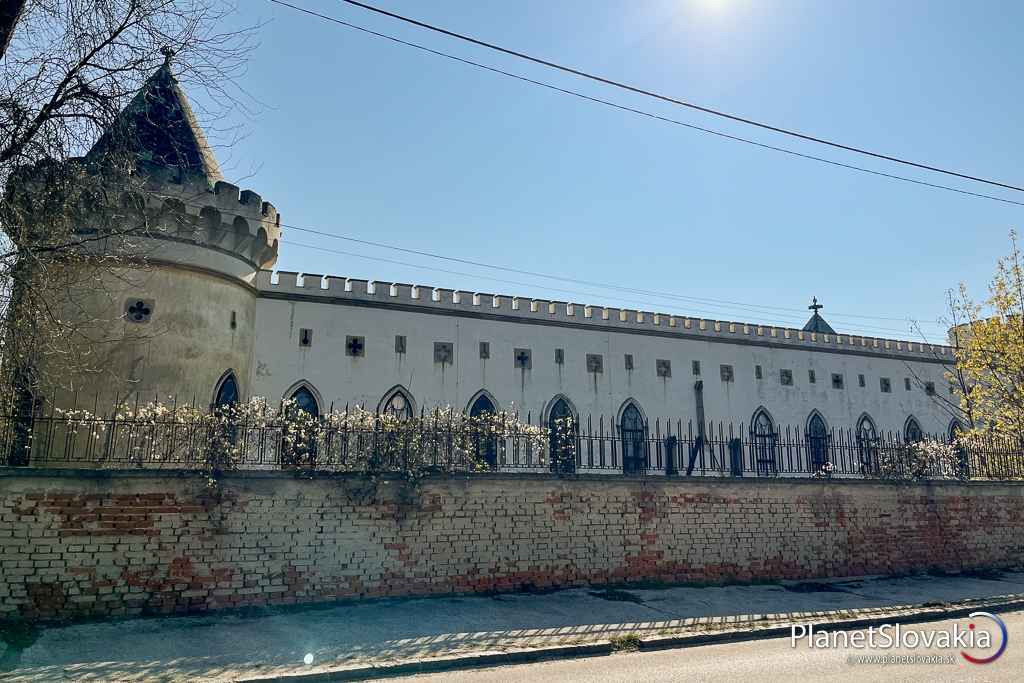Kaštieľ vo Veľkých Uherciach leží priamo pri cyklotrase.