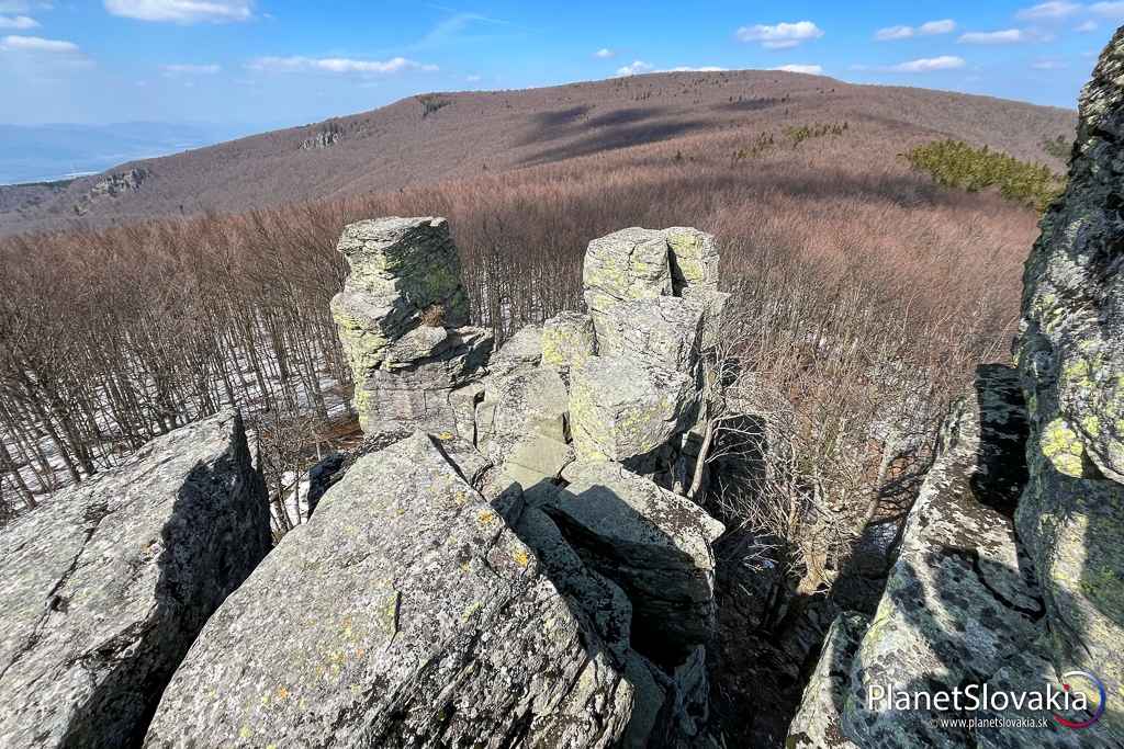 Konečne na Kláštorskej skale, z ktorej sú pekné výhľady k vrcholu Vtáčnika a na zvyšok nášho cyklovýstupu.