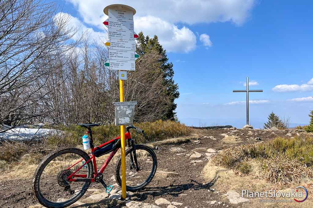 Vrchol Vtáčnika. Dá sa to aj na bicykli.