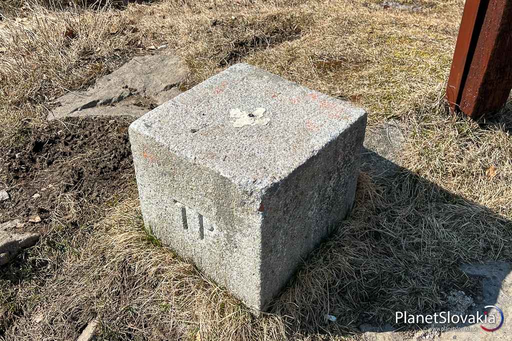 Vrcholová kóta na Vtáčniku.