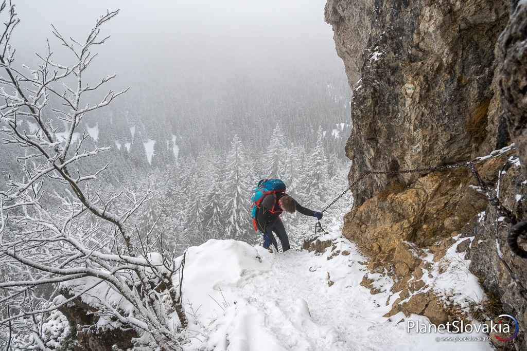 Turisti zostupujú rampou z Malého Rozsutca.