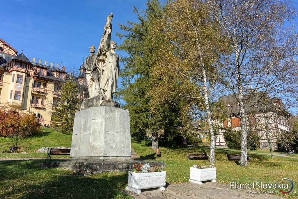 Zaujímavá socha v parku v Starom Smokovci.