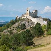 Čachtický hrad z hrebeňa Malých Karpát.