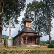 Pred dreveným chrámom sv. Juraja v obci Jalová