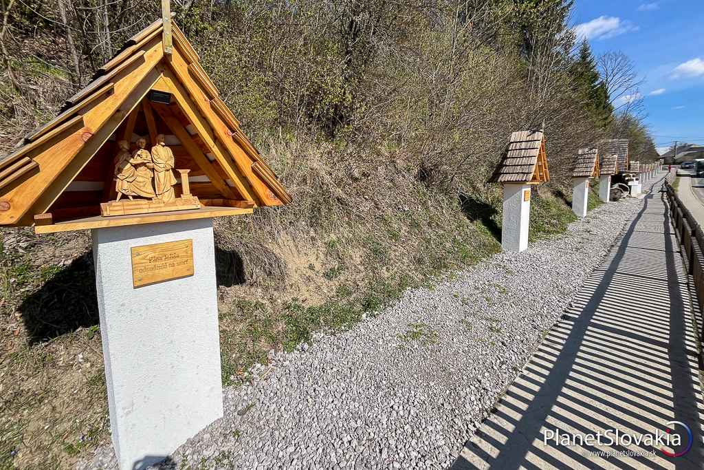 Kalvária v Oravskej Polhore je prístupná po štrkovom chodníčku.