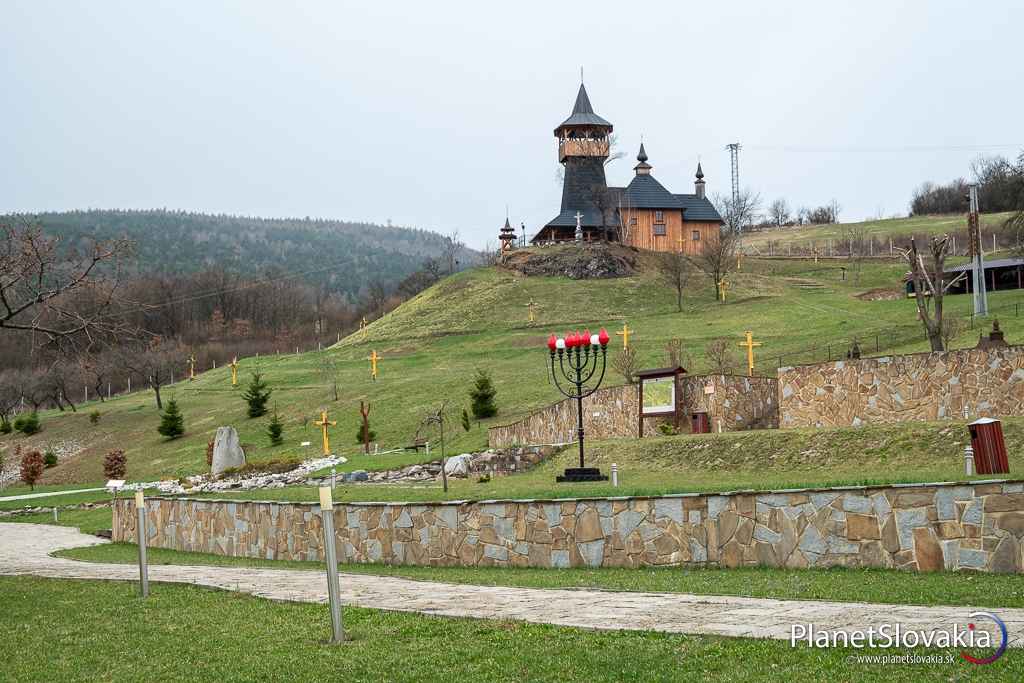 Pútnické centrum Ľutina pri Ľutinskej hore. Oplatí sa spojiť návštevu oboch miest.