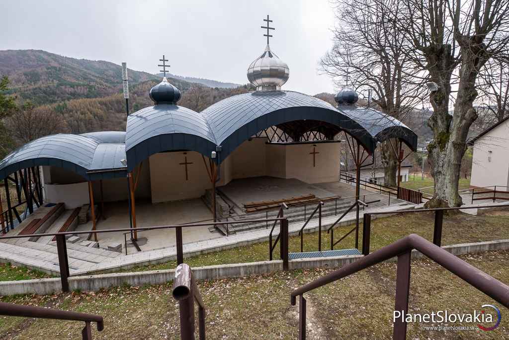 Liturgický priestor na Ľutinskej hore. Pripomína menší amfiteáter.
