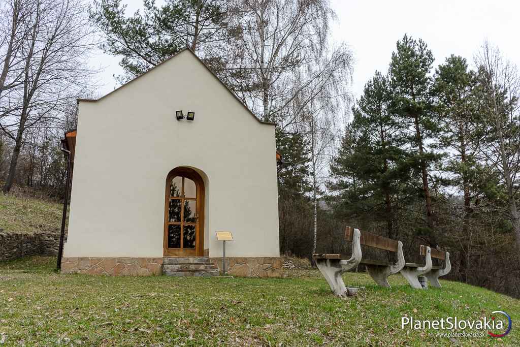 Kaplnka sv. Kríža s posedením.