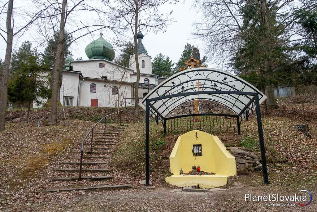 Ľutinská hora je lokalitou vhodnou nielen na duchovnú návštevu, ale aj na príjemnú prechádzku a turistiku v okolitej prírode.