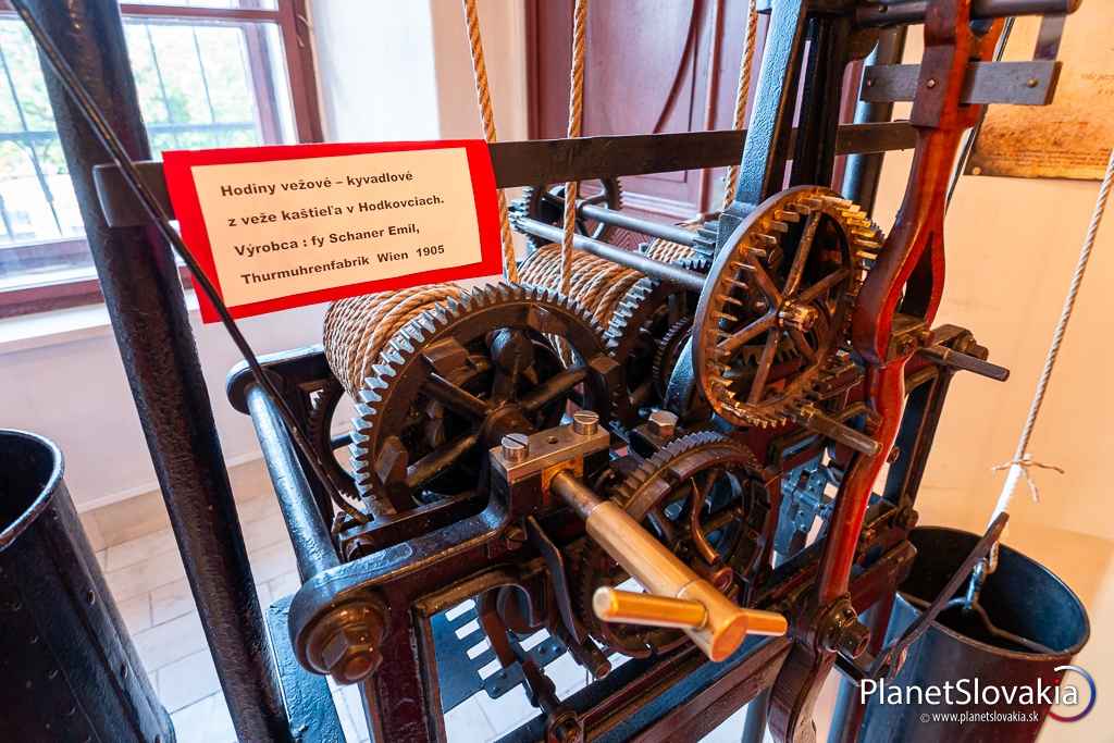Mechanizmus kyvadlových vežových hodín z veže kaštieľa v Hodkovciach.