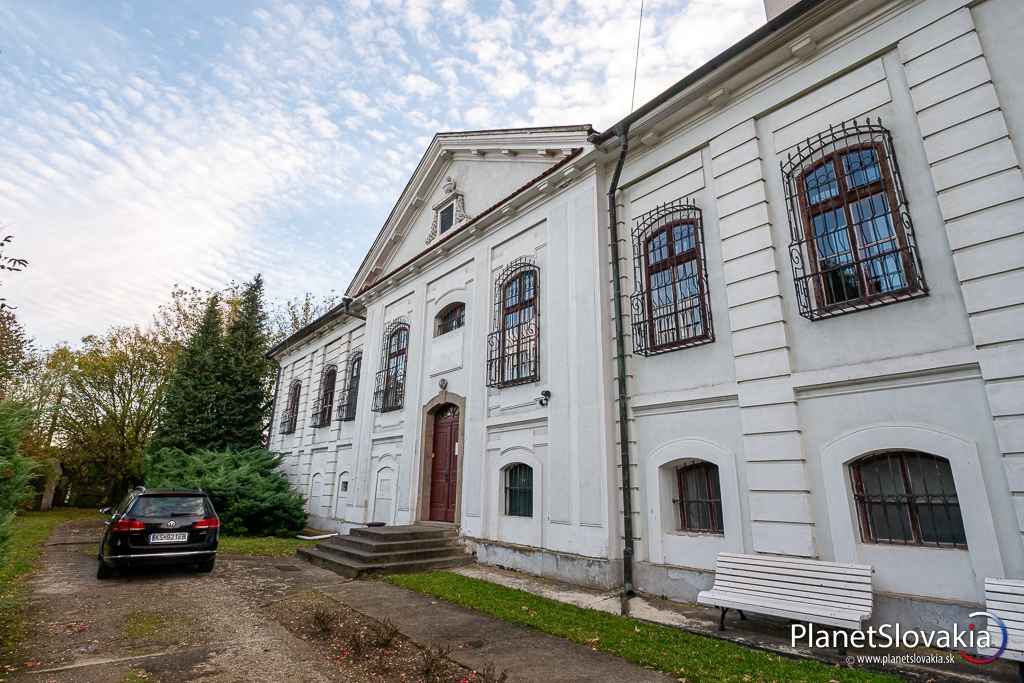 Vstup do budovy kaštieľa v ktorom sa nachádza múzeum hodín.