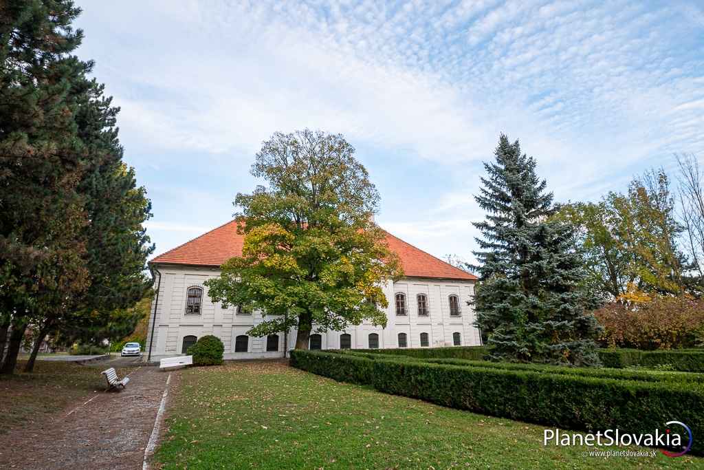 Pohľad na kaštieľ z okolitého parku.