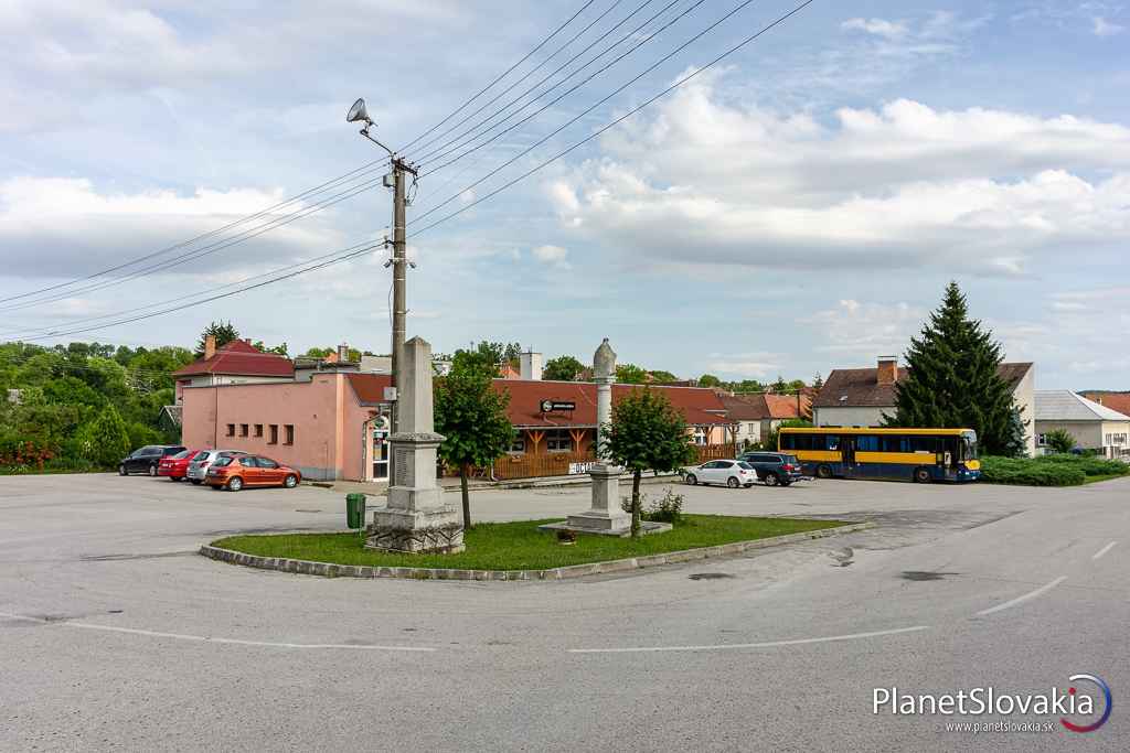 Možnosti parkovania na Dobrej Vode. Parkovať sa dá pred miestnou reštauráciou. Z tade to je k pamätnej izbe len pár minút chôdze.