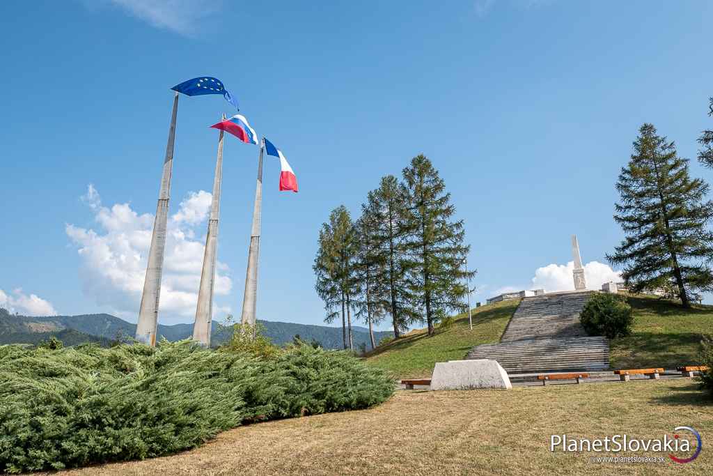 Pamätník francúzskym partizánom sa rozkladá na kopci nad obcou Strečno.