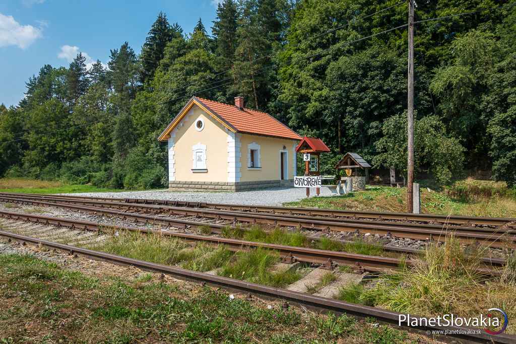 Rodný domček leží za železnicou. Prístup nie je dobudovaný, takže budete musieť železničnú trať prejsť pomedzi koľaje, čo však nie je žiaden problém. Pokiaľ ste neprišli s detským kočíkom, alebo na vozíčku.