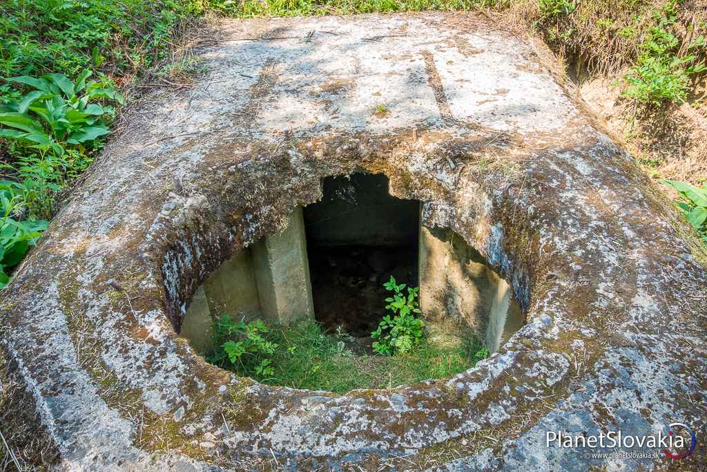 Bunker z II.svetovej vojny. Na tento bunker narazíte počas túry náučným chodníkom Jozefa Kronera. Nachádza neďaleko sochy "Brána do neba" s motívom z filmu Obchod na Korze.