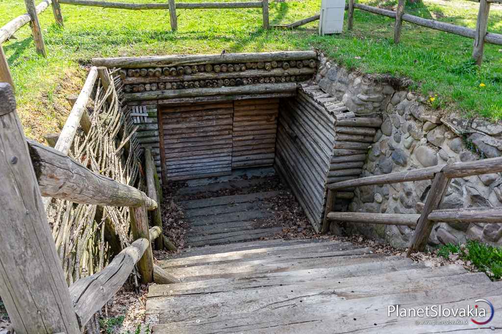 Súčasťou expozície je i bunker.