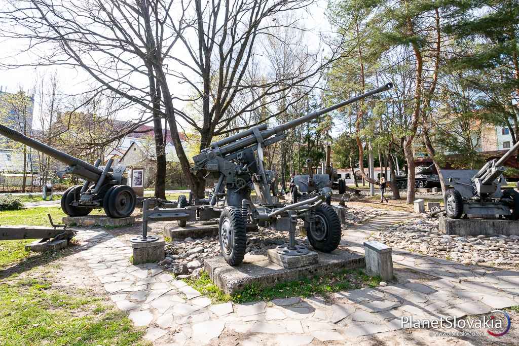 Sovietsky protilietadlový kanón. Vzor 1944 (KS18), 85mm kaliber.