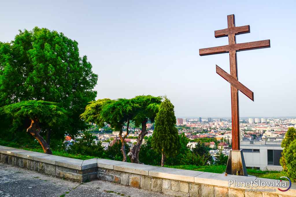 Počas prechádzky po Slavíne narazíte aj na tento kríž. Sú odtiaľ aj pekné výhľady.