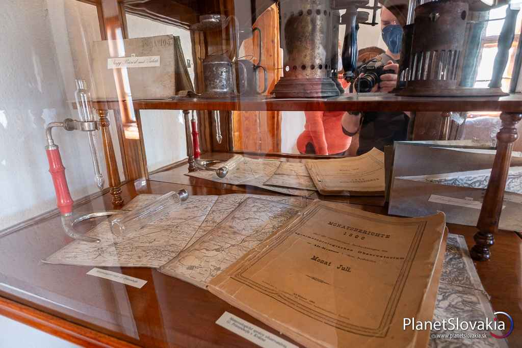 Historické mapy a meteorologické správy v jednej z vitrínok v múzeu.