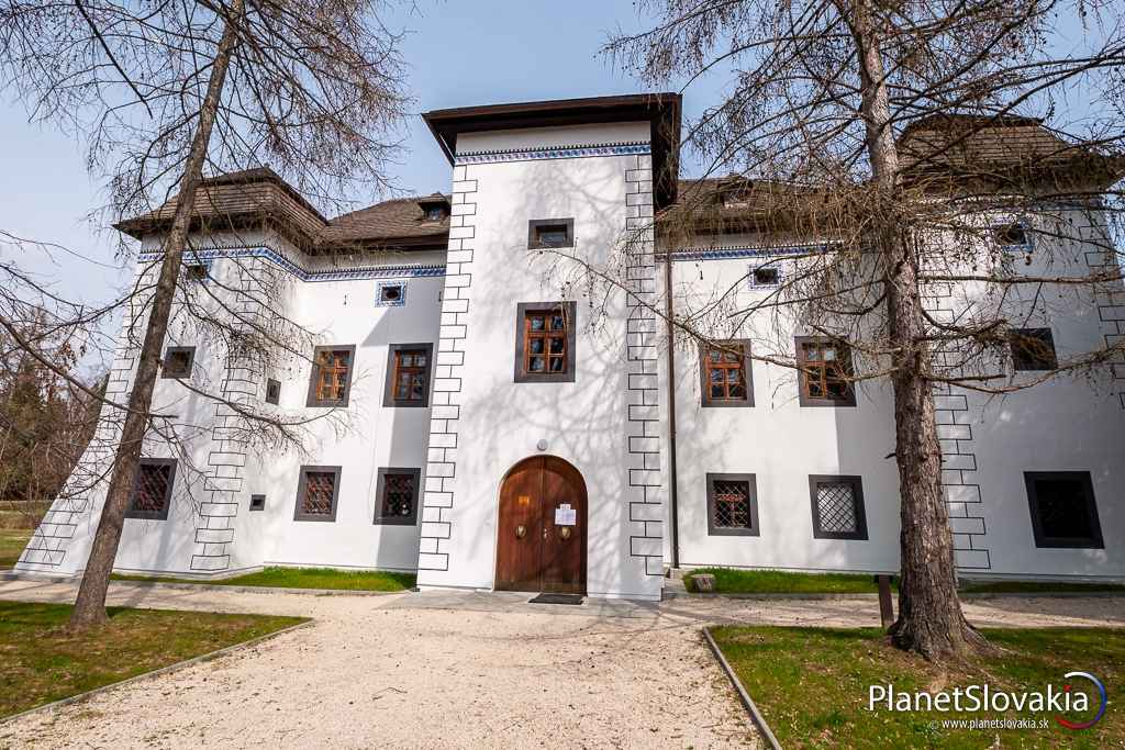 Slovanské múzeum A. S. Puškina v Brodzanoch sídli v renesančnom kaštieli zo 17. storočia a patrí pod Slovenskú národnú knižnicu.