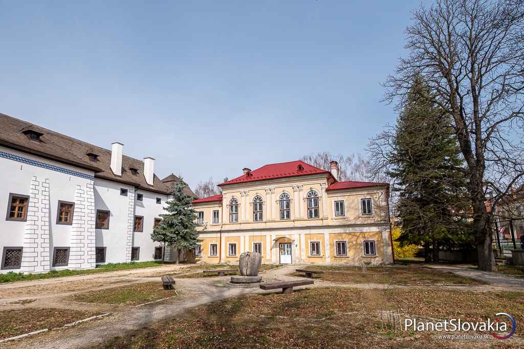 História kaštieľa v Brodzanoch siaha až do 14. storočia. Pôvodne bol jednoduchou kúriou, no neskôr, v druhej polovici 17. storočia ho prestavali na renesančný kaštieľ.