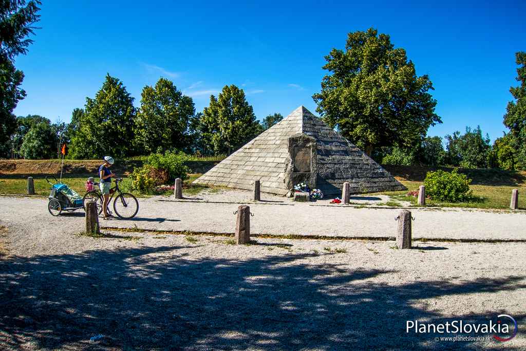 Pyramídovitá stavba mohyly. Vďaka tejto fotke si môžete lepšie predstaviť veľkosť mohyly.