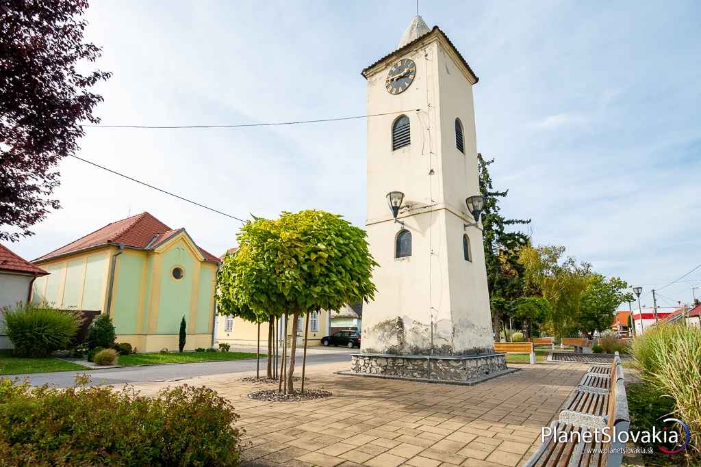 Priamo pri synagóge v Rohožníku sa nachádza i táto autentická zvonička.