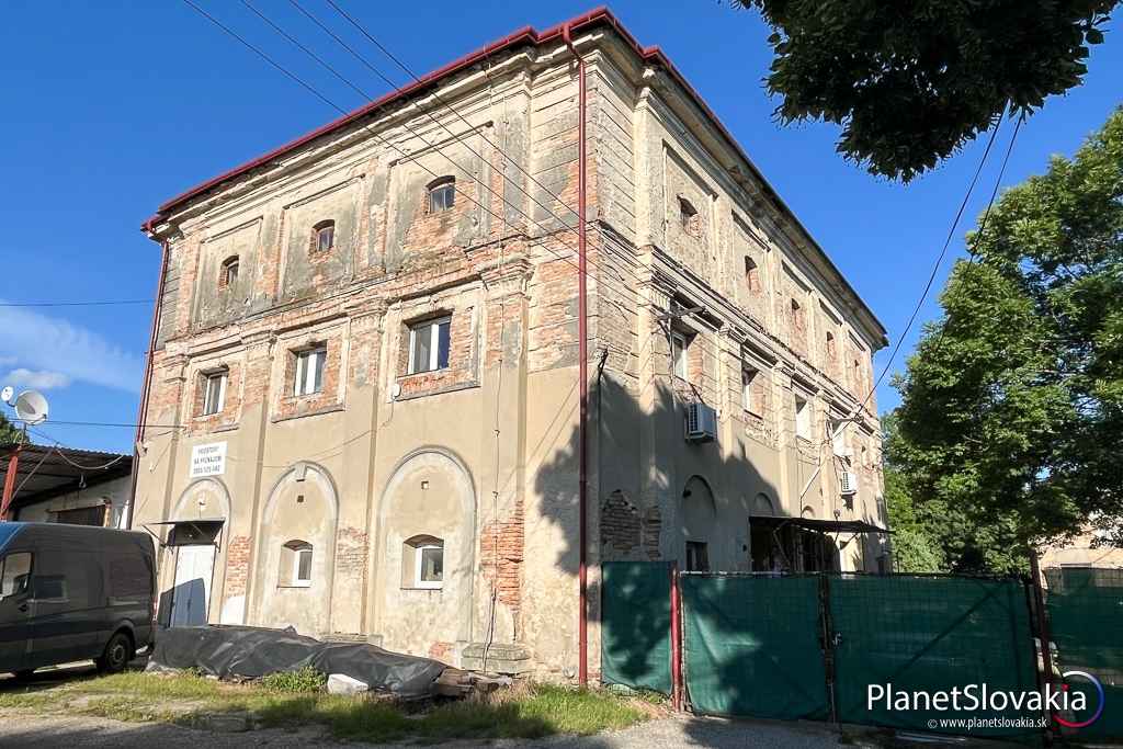 Letohrádok lieskovec je charakteristický výraznou úpravou pôvodných okien pre potreby neskoršej sýpky.