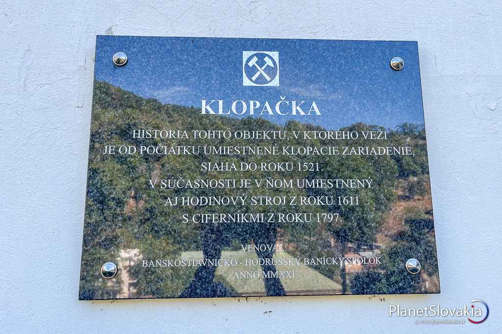 Tabuľka informujúca o najdôležitejších dátumoch súvisiacich s baníckou klopačkou v Banskej Hodruši.