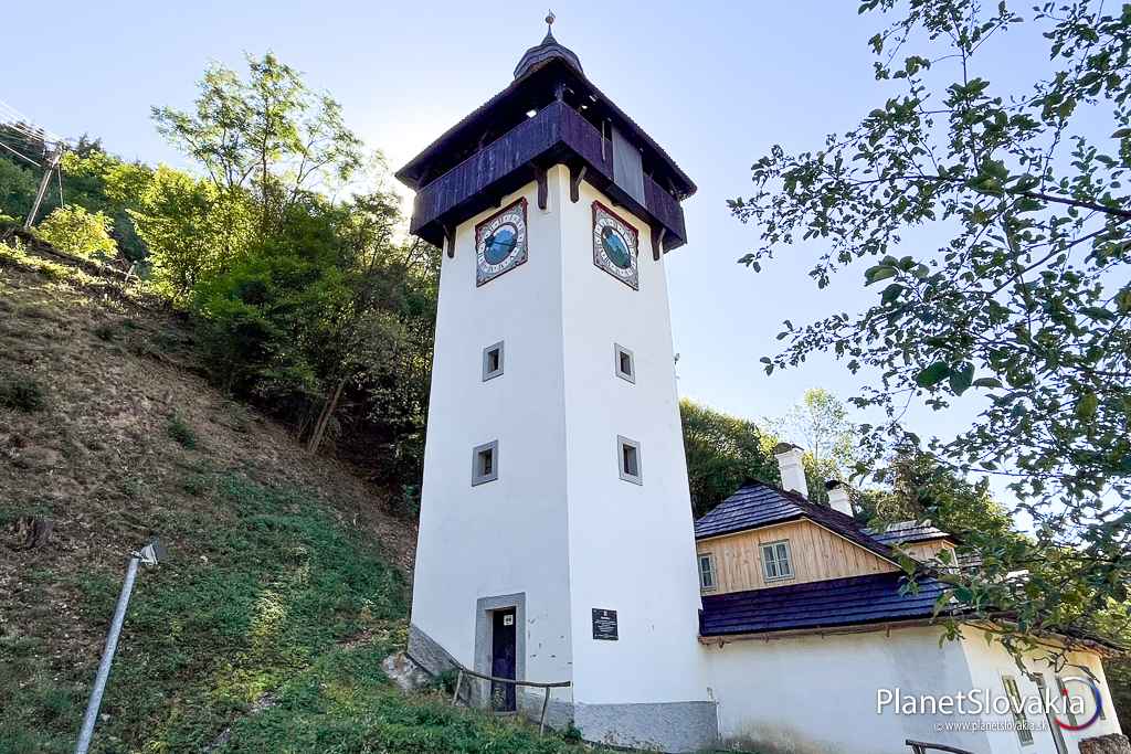 Veža klopačky ponúka pekný výhľad. Maľované ciferníky obnovil súčasný správca Peter Fridrich.