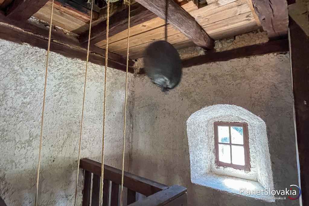 Rozbehnuté kyvadlo hodinového stroja v klopačke.