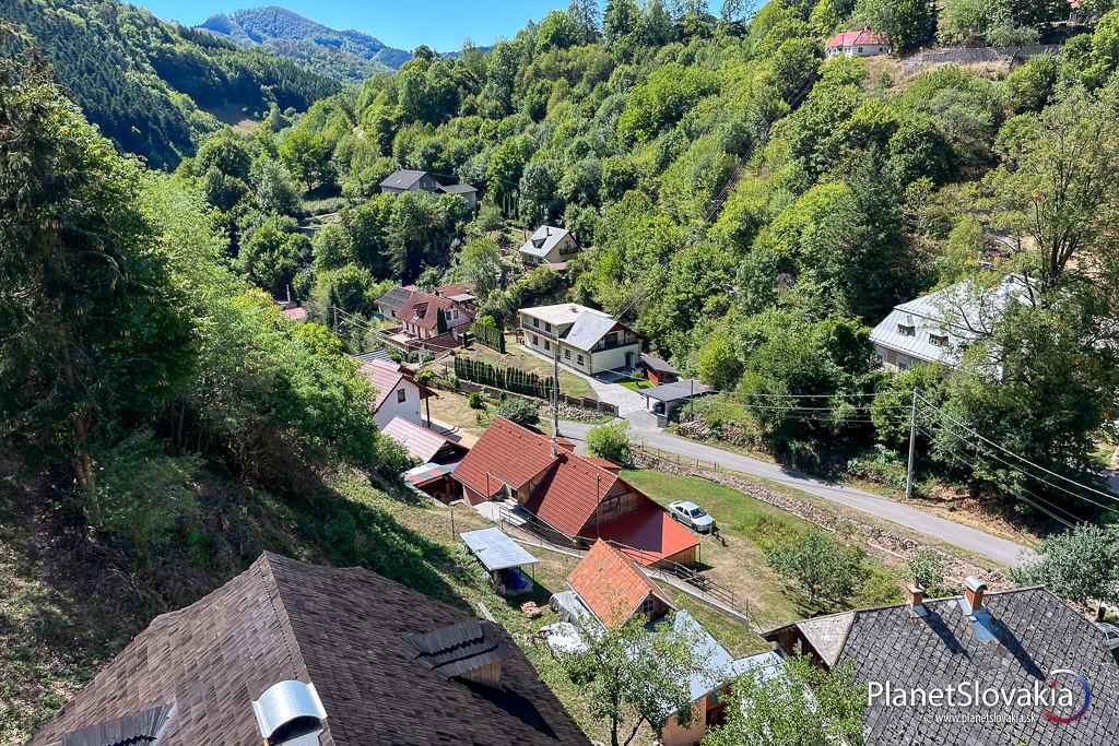 Výhľad na Banskú Hodrušu z vrchnej plošiny klopačky.