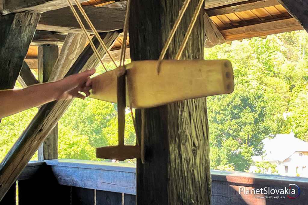 Banícka klopačka s dreveným kladivkom je akýmsi jednoduchým hudobným nástrojom.