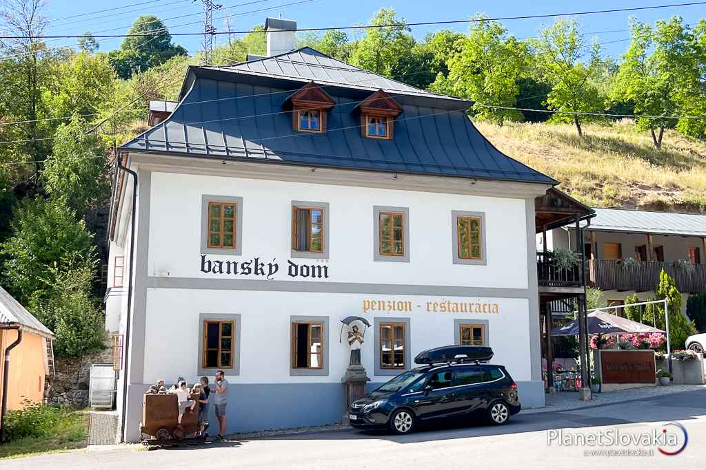 Banský dom pri kalvárii v Banskej Hodruši, kde sa dá zaparkovať i najesť.