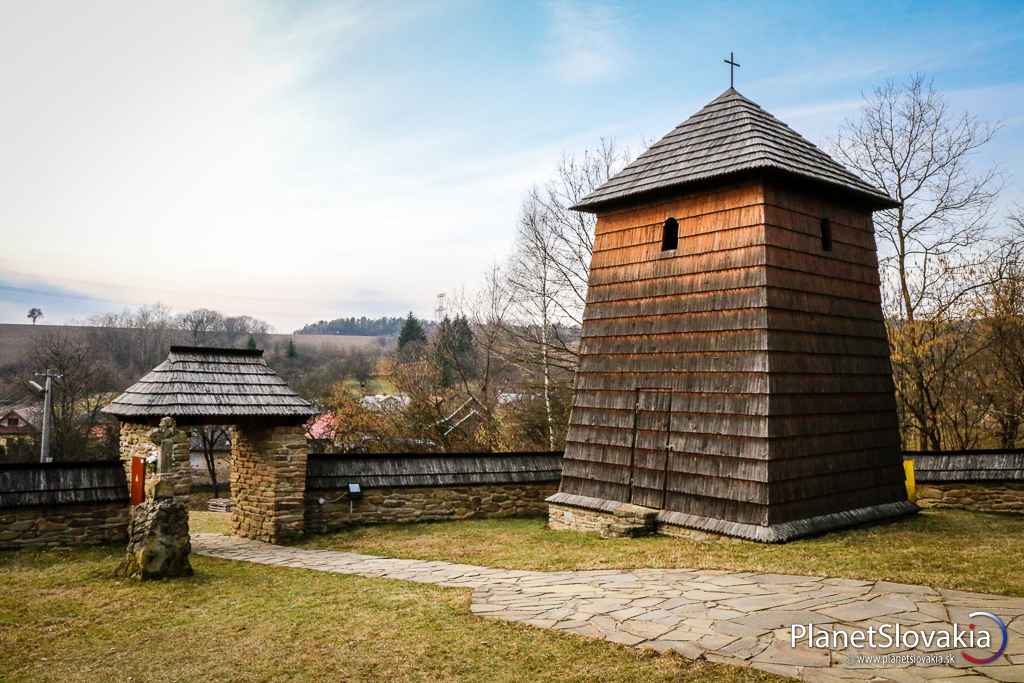 Zvonica postavená spolu s kostolíkom na zvolávanie veriacich na obrady.