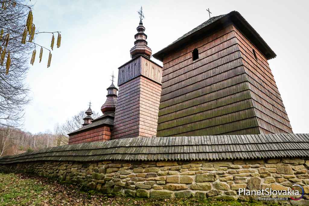 Kamenný plot. Areál okolo chrámu je obkolesený nádherným kamenným plotom.