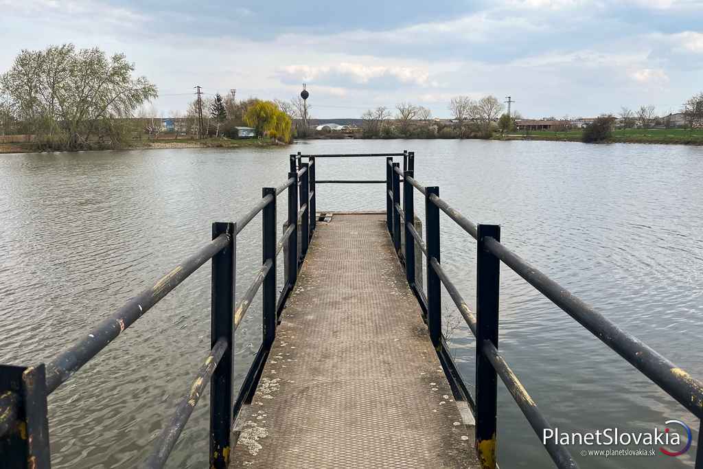 Vodná nádrž pri Galbovom mlyne vo Viničnom sa nachádza na rovnakej ulici ako zvonička.
