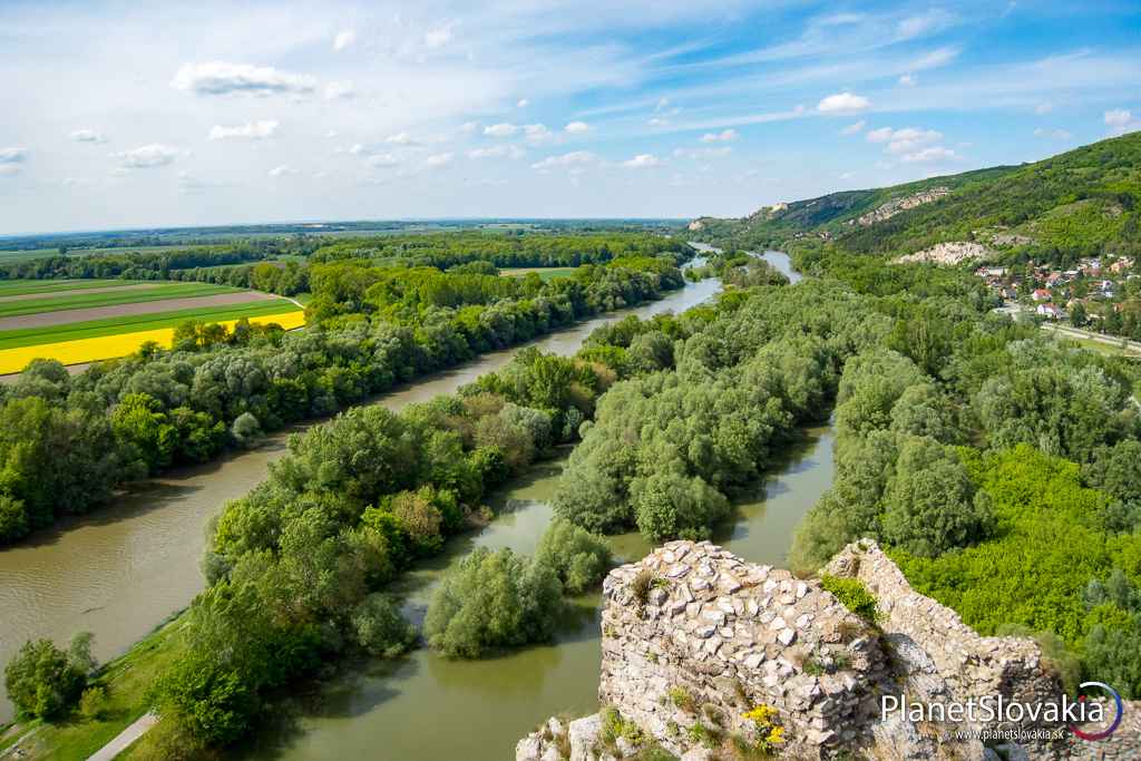 Výhľady z vrchných častí hradu na rieku Moravu. Okolie Moravy s priľahlou záplavovou oblasťou tu máte ako na dlani.
