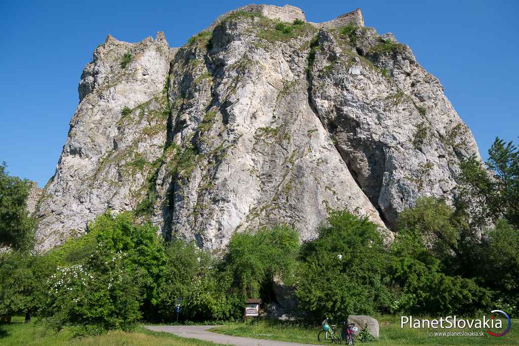 Skalné bralo hradu Devín. Hrad sa vypína nad sútokom rieky Dunaj a Moravy. Ide o výraznú miestnu dominantu.